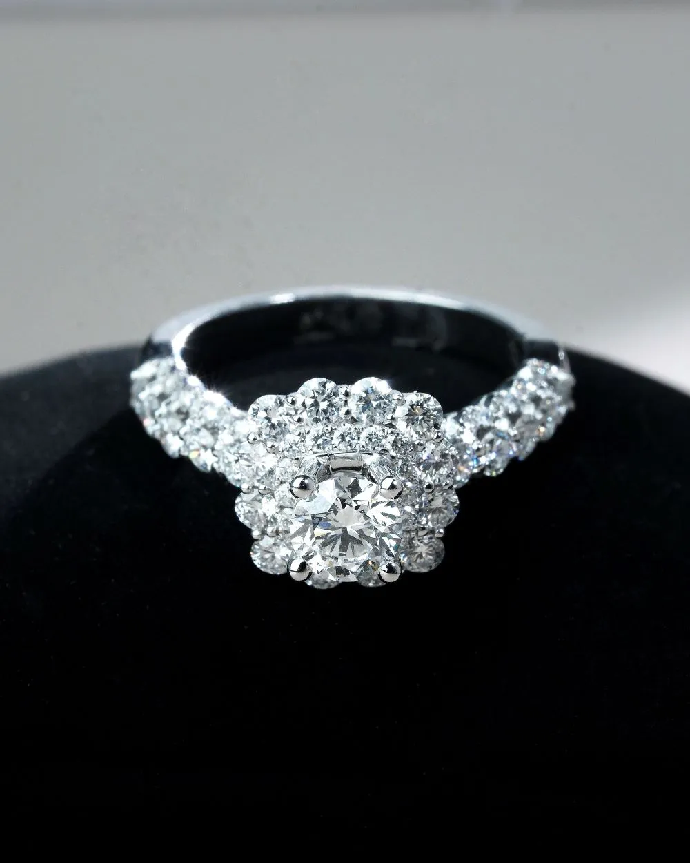 Nhẫn kim cương halo vuông( gắn viên chủ 1513610323- 5.13 ly D- vs1) 0