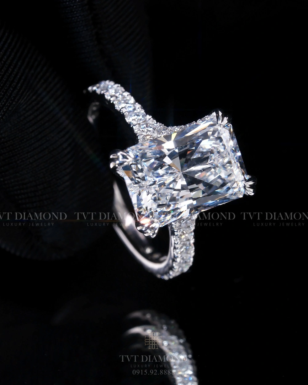 Nhẫn kim cương thiết kế gắn viên chủ Emeral LG : 722567713 3