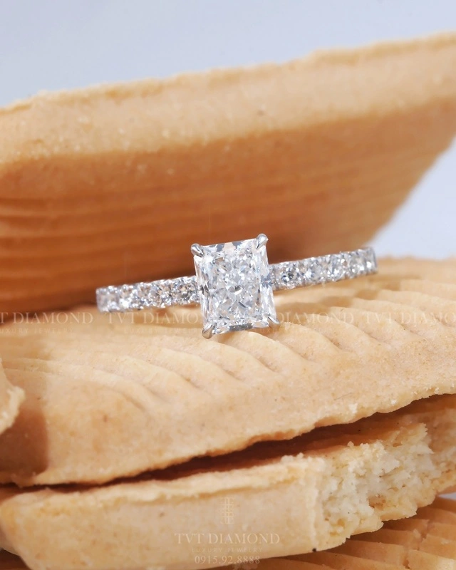 Nhẫn kim cương Viên chủ Emeral GIA : 6223791116