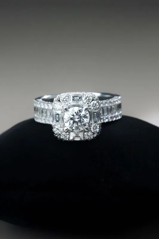 Nhẫn kim cương halo vuông ( Gắn GIA: 2516337366 )